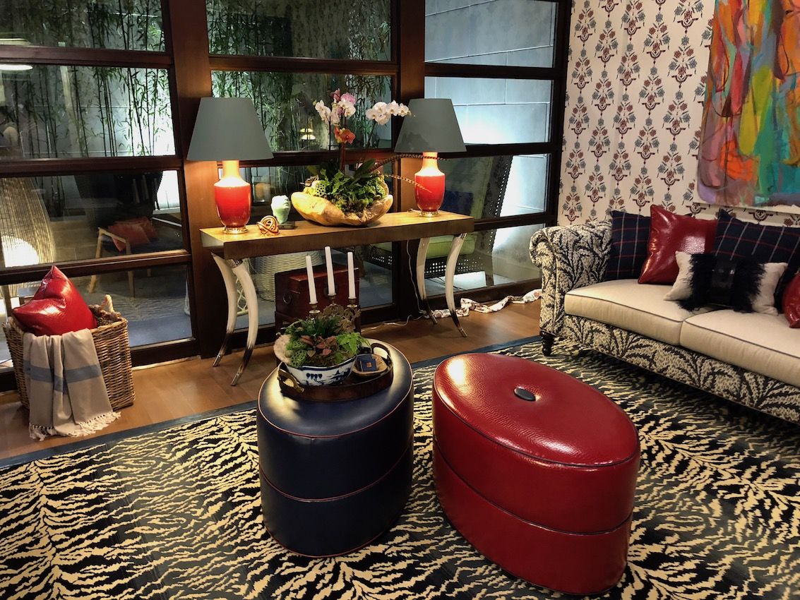 Haydel chose to use an old-fashioned but classic style of wide binding for the area rugs in the room.