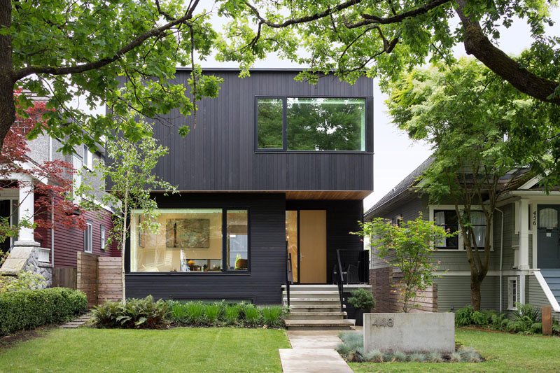 Mid blok contemporary black house