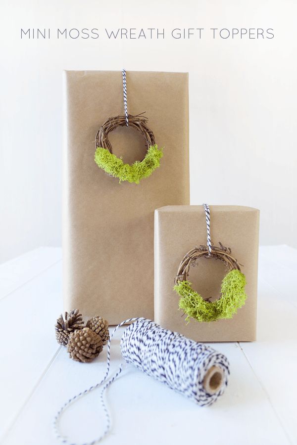 Mini moss wreath for gift toppers