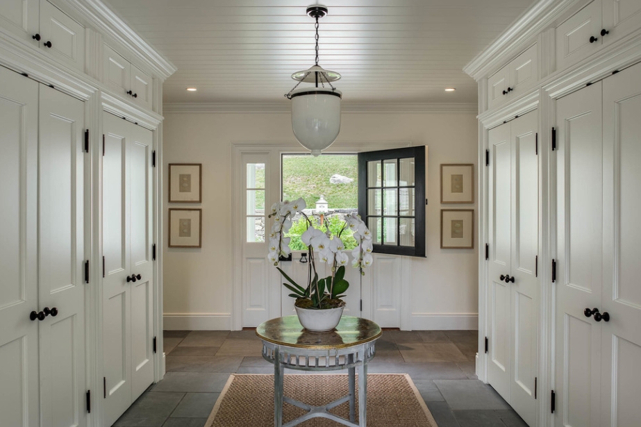 Minimalism Entryway Mudroom