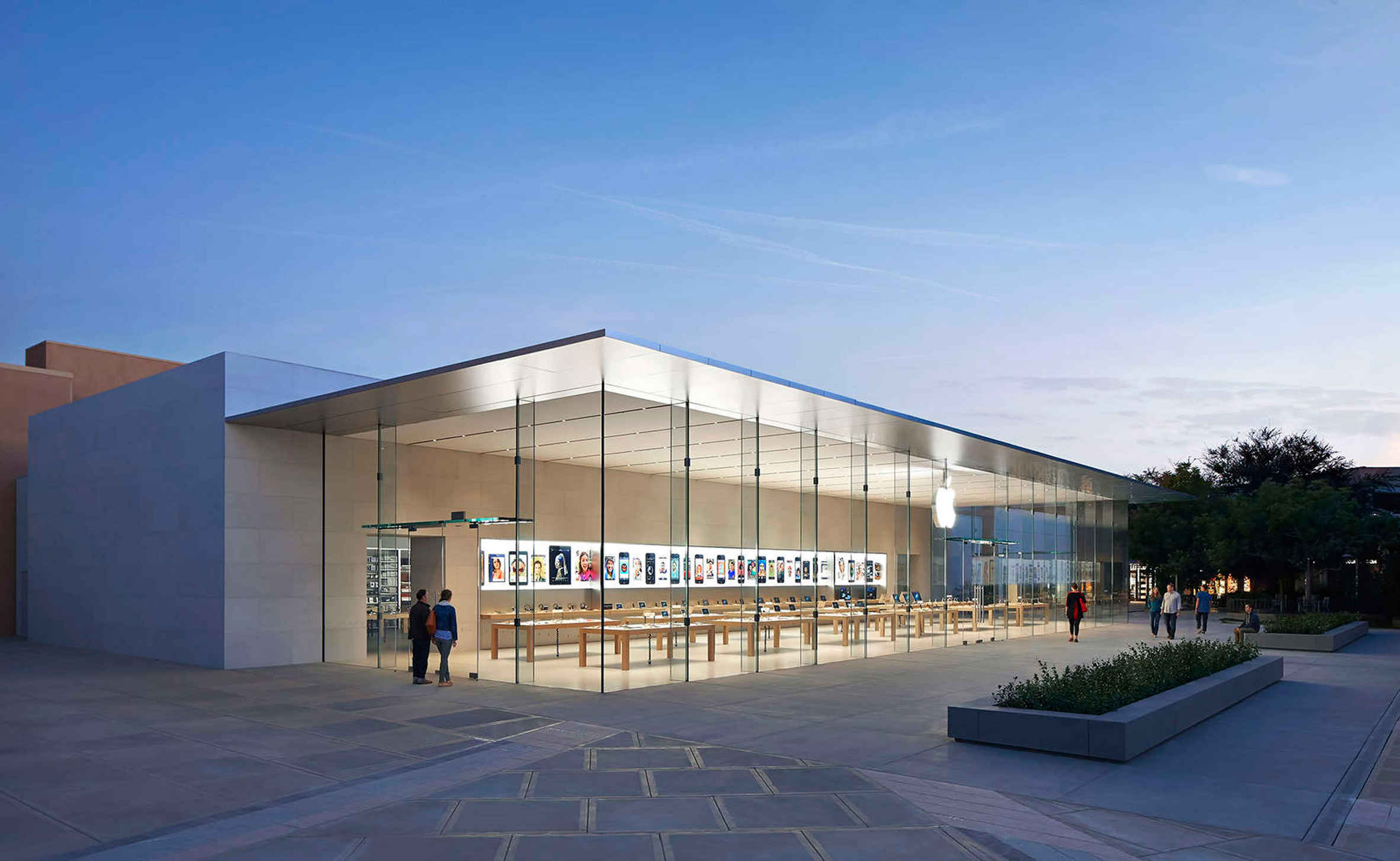 Minimalist Apple Store Stanford by Bohlin Cywinski Jackson