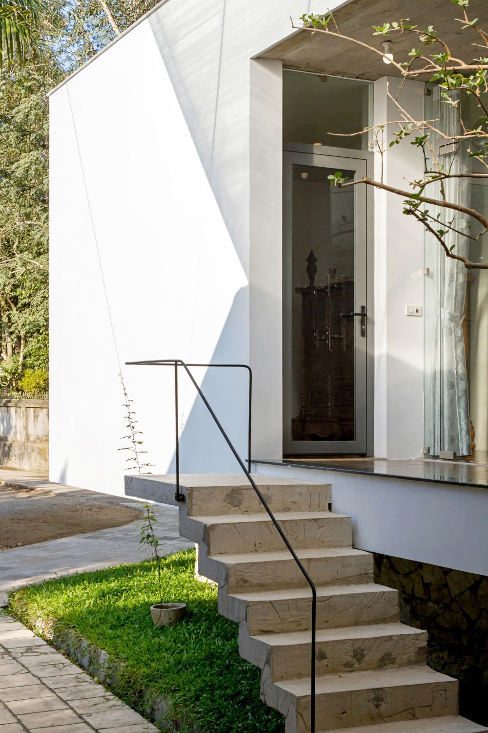 Minimalist outdoor stair railing