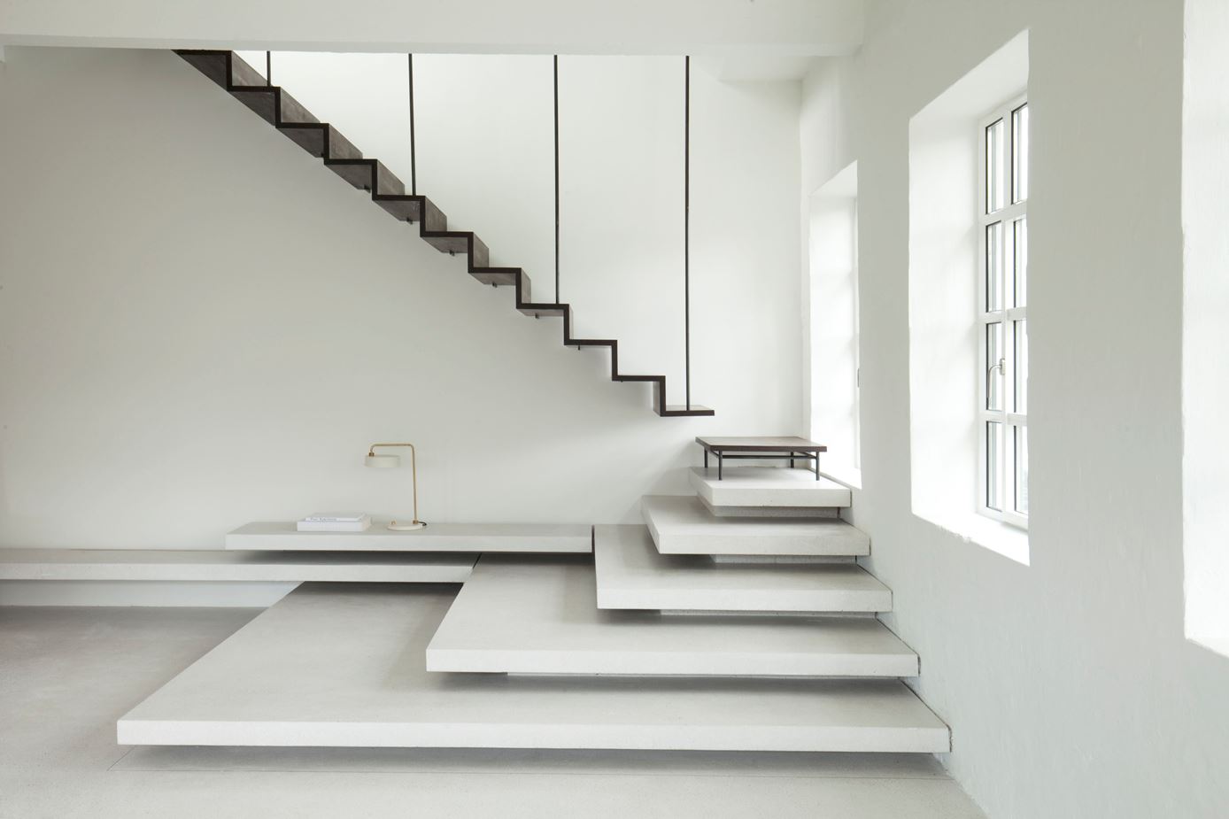 Minimalist staircase design with a floating flair