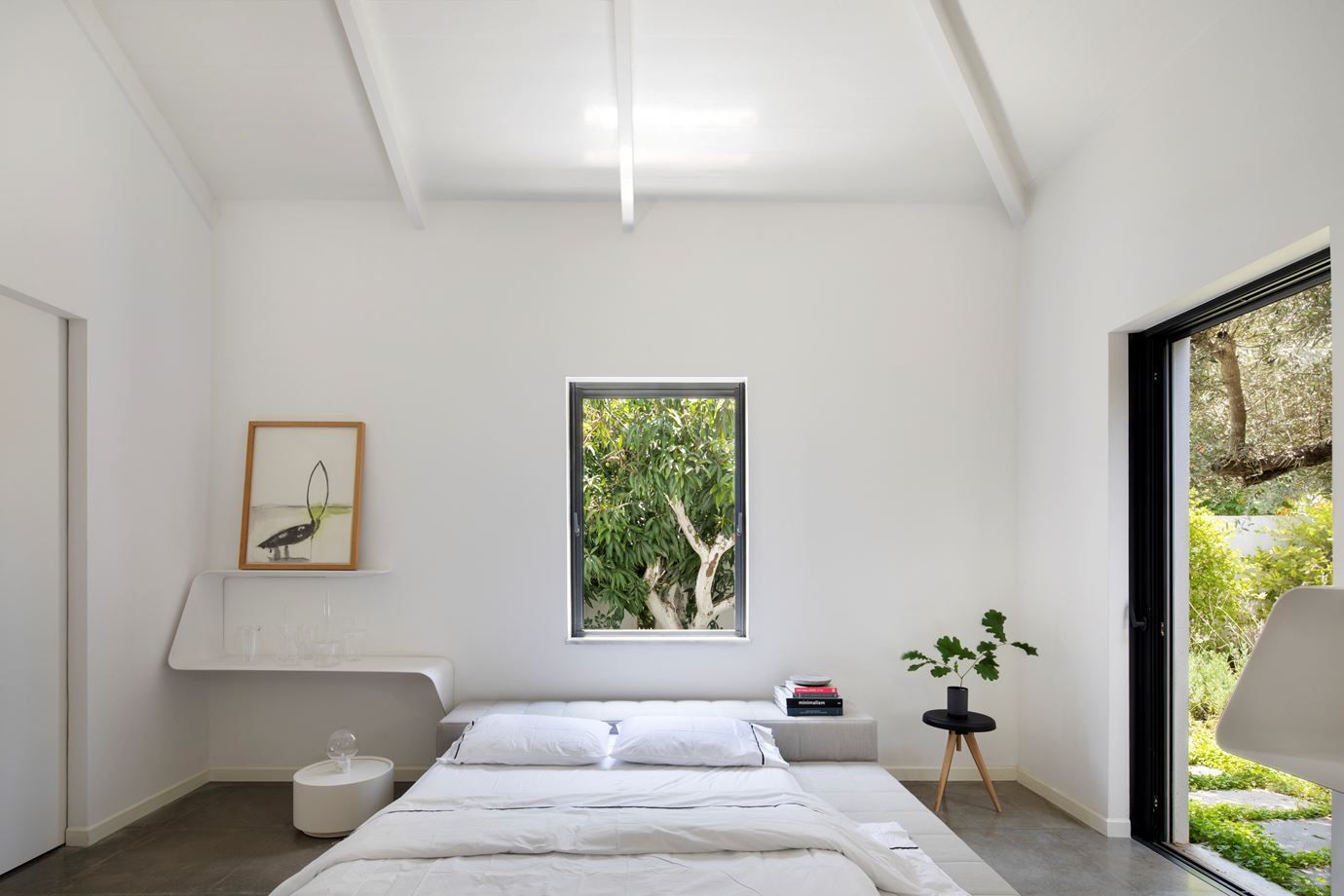 Decor tips for a minimalist bedroom interior