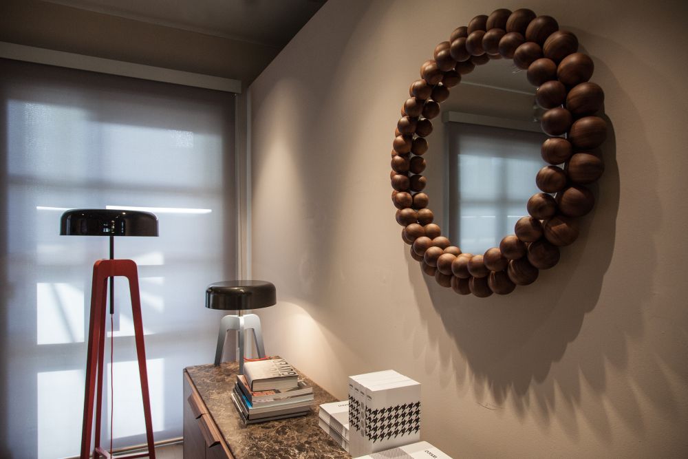 Mirror with wooden spheres in solid canaletta walnut