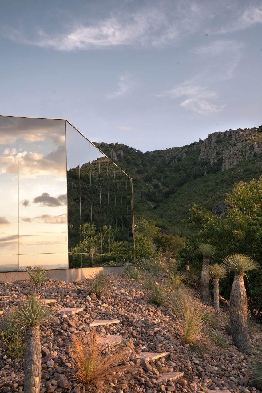 Mirrored cabin that disappears into the landscape architecture