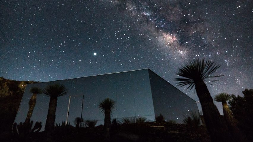 Mirrored cabin that disappears into the landscape