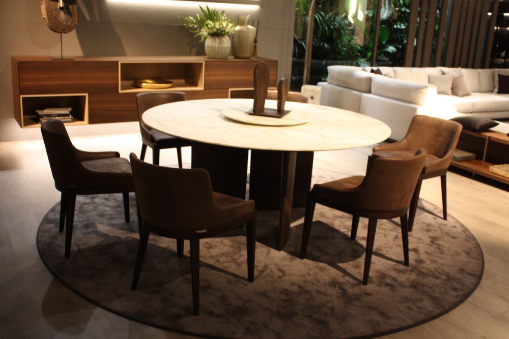 Misura dining set with a round table