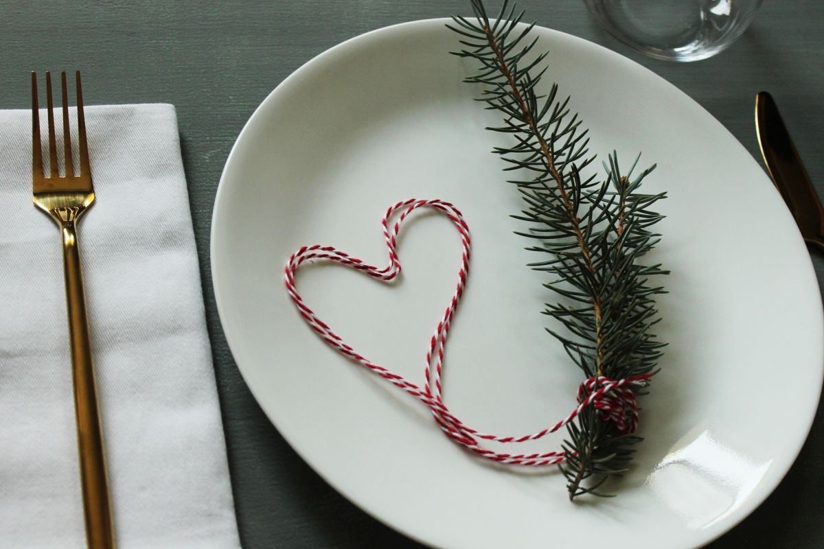 Modern Christmas Table Settings - Season of Love