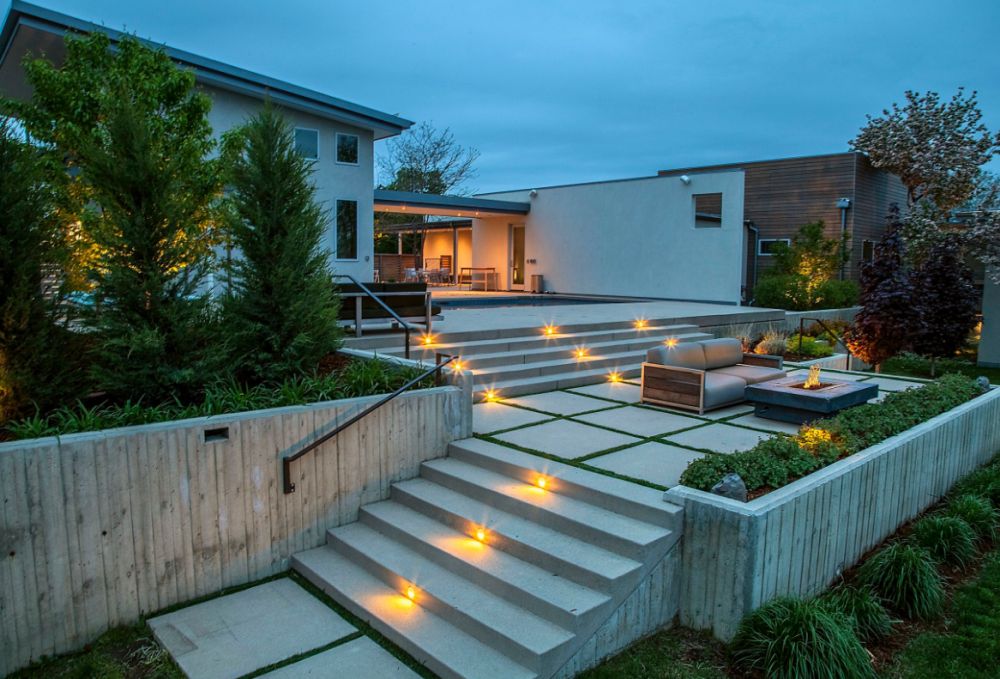 Modern Courtyard integrated with home style