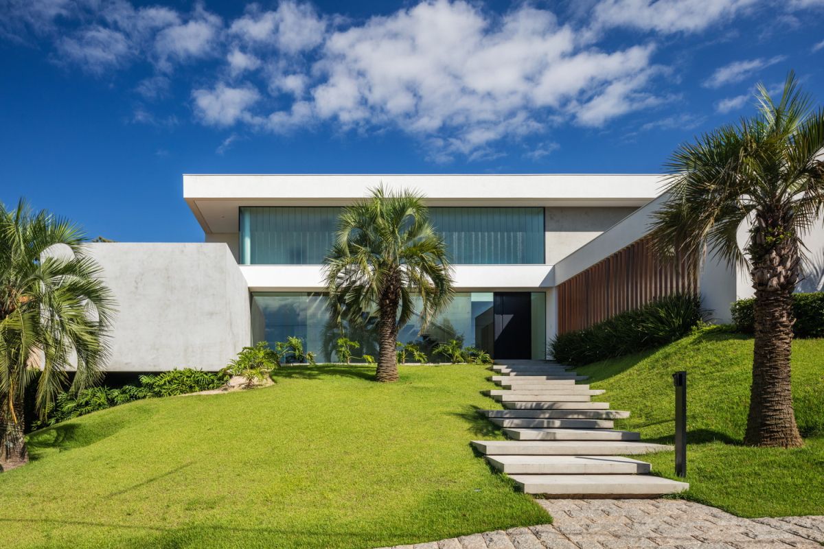 Modern Family Home Reflects Its Owners Strong Passion For Art And Design