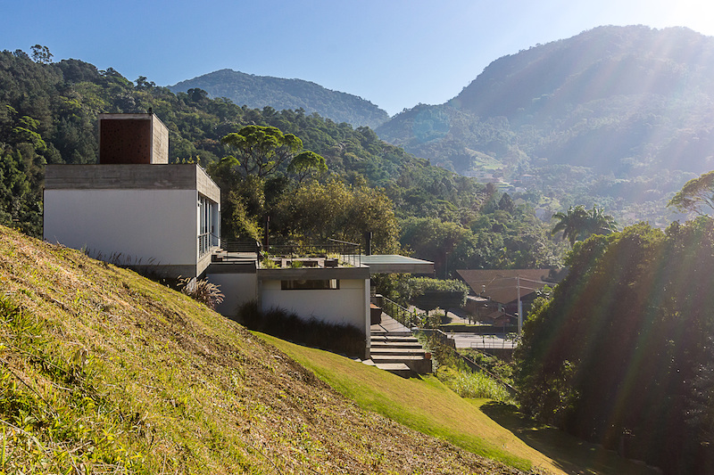A house on a steep slope in Jaraguá do Sul