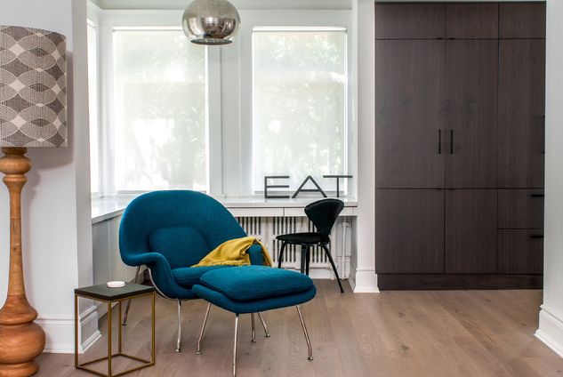 This is a good example of how one bold, modern piece -- in this case the Womb Chair -- can elevate a space that's otherwise a completely neutral palette.