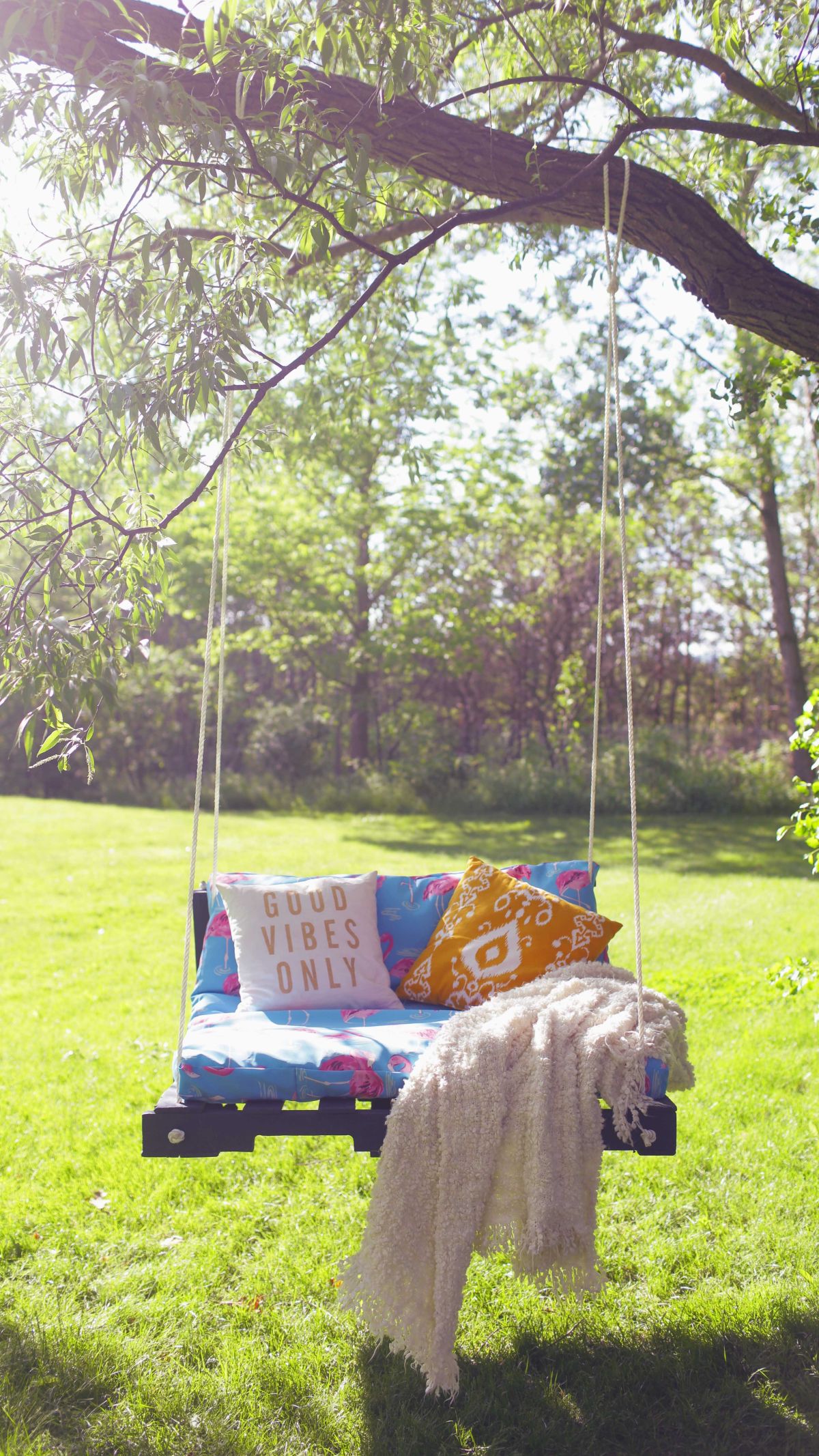 Modern Outdoor Pallet Swing - Tree Hanging