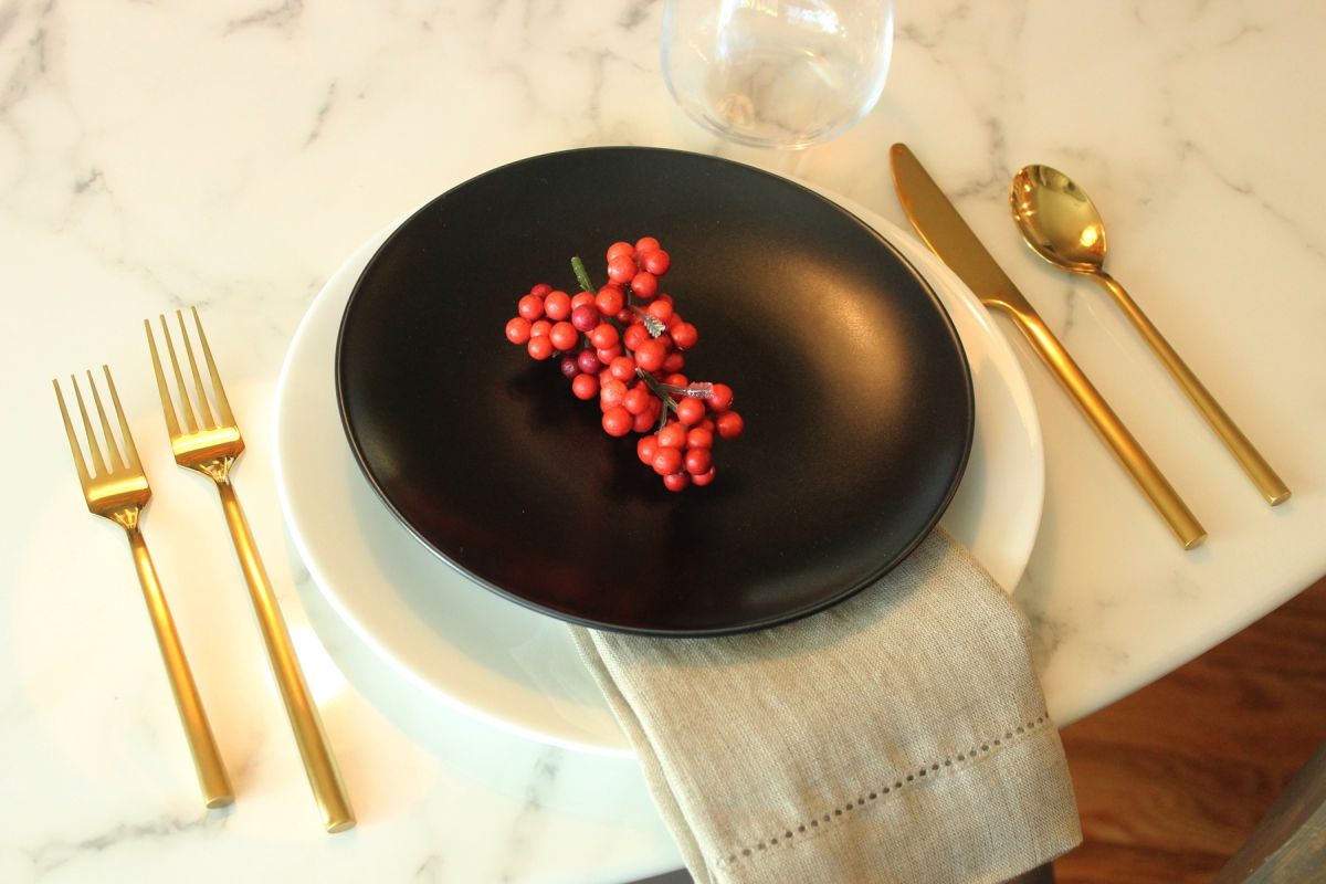 Modern Thanksgiving Table Setting- A Study of Plate Décor