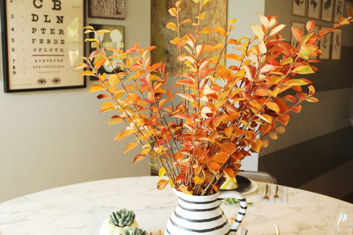 Modern Thanksgiving Table Setting- And the color gradation from these leaves