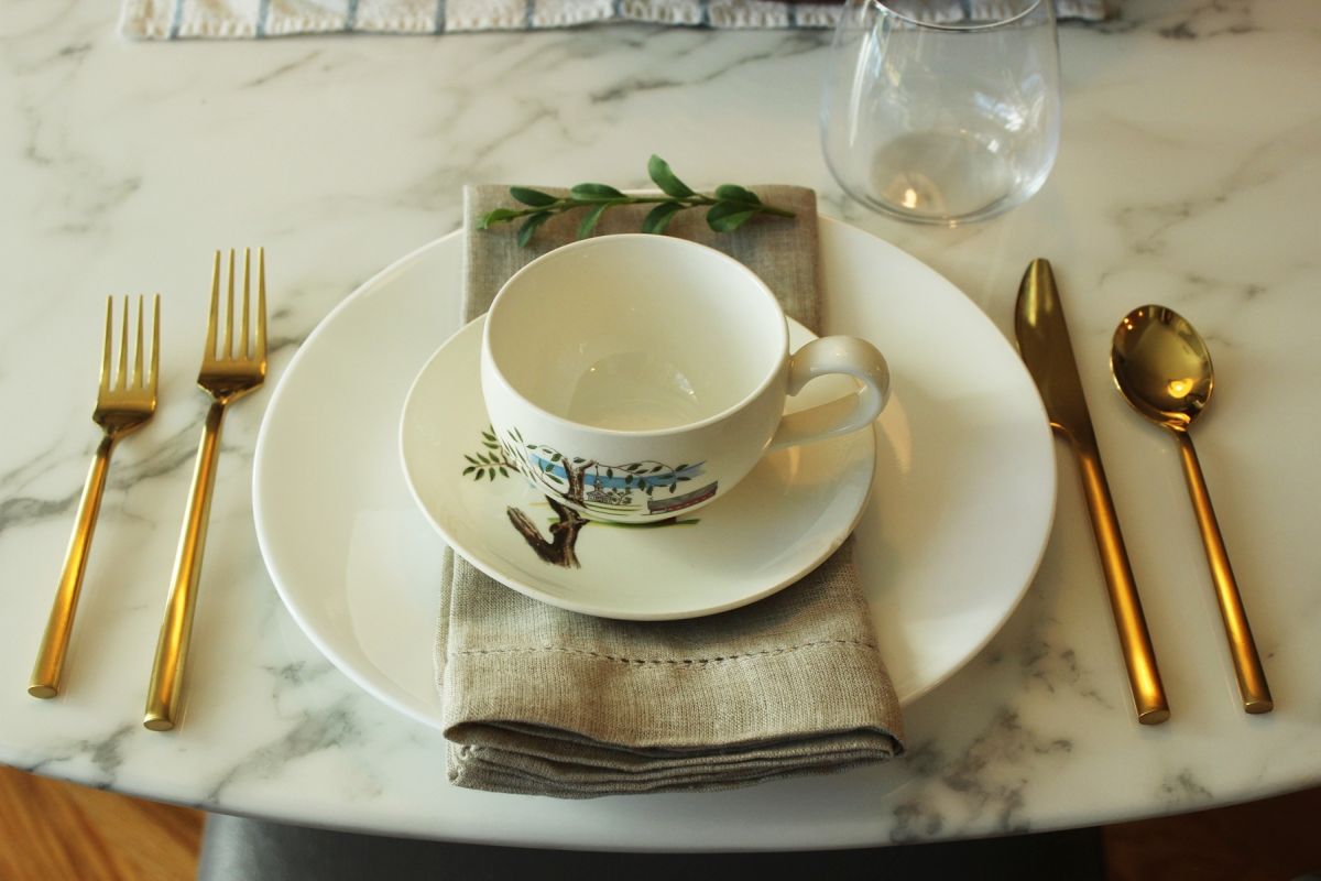 Modern Thanksgiving Table Setting-Fine china begs linen