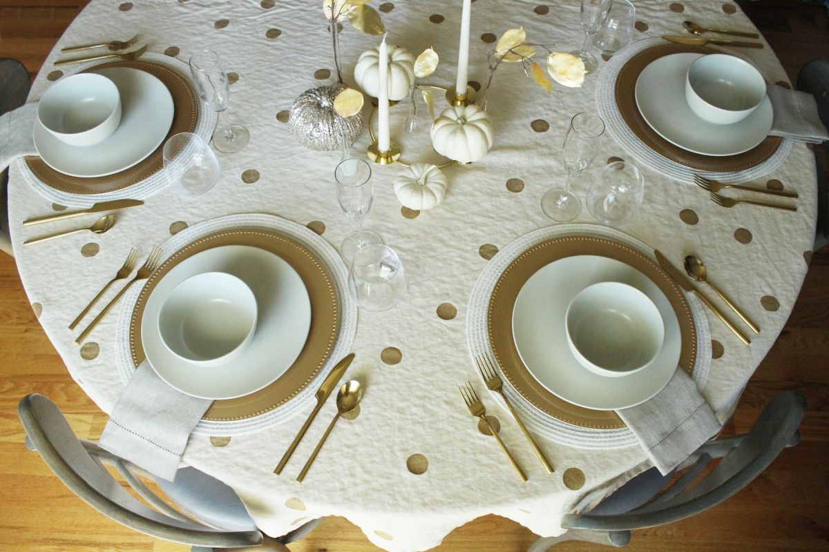 Modern Thanksgiving Table Setting- Thanksgiving table is shape