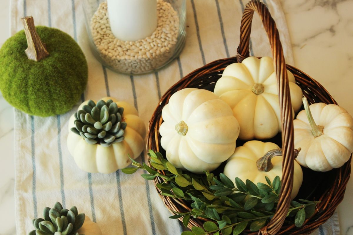 Modern Thanksgiving Table Setting-The pumpkin theme prevails