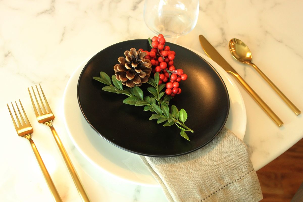 Modern Thanksgiving Table Setting- You can combine two of those items