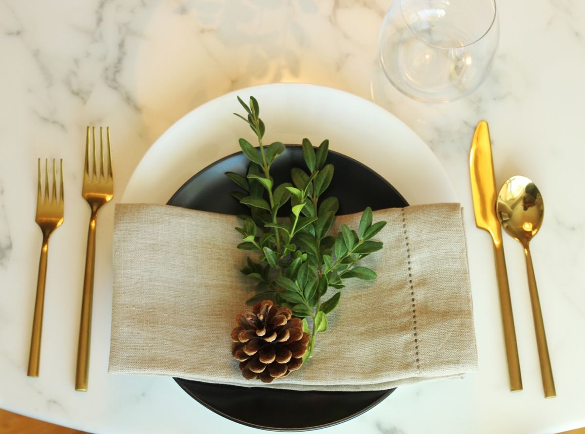 Modern Thanksgiving Table Setting- atural linen napkin is folded normally