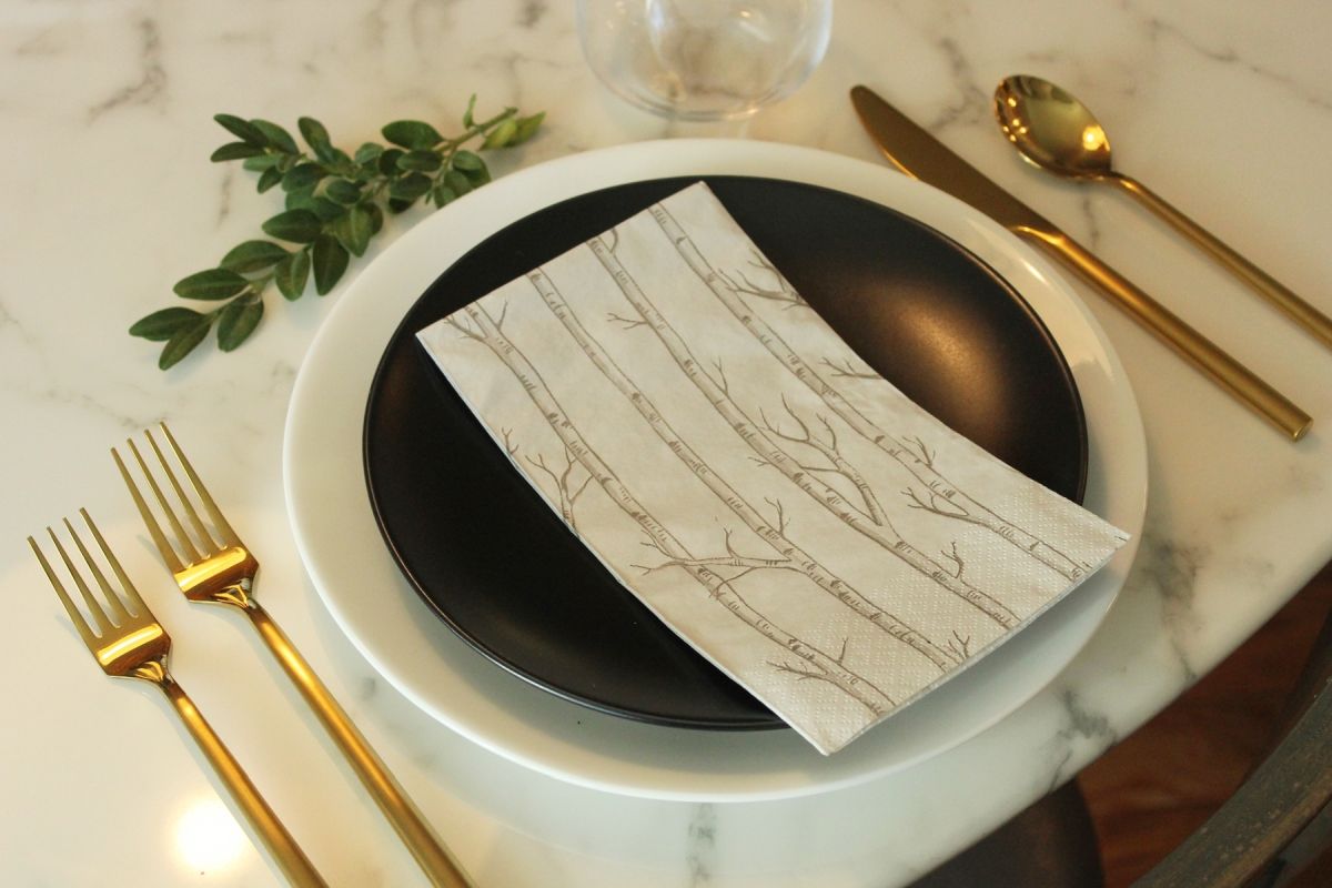 Modern Thanksgiving Table Setting dark or contrast plate