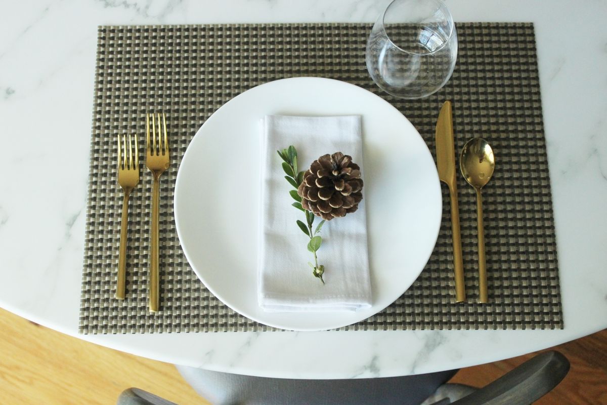 Modern Thanksgiving Table Setting- darker tablecloth or placemat underneath