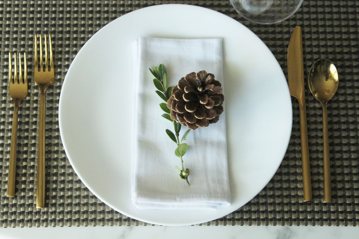 Modern Thanksgiving Table Setting- nature loving