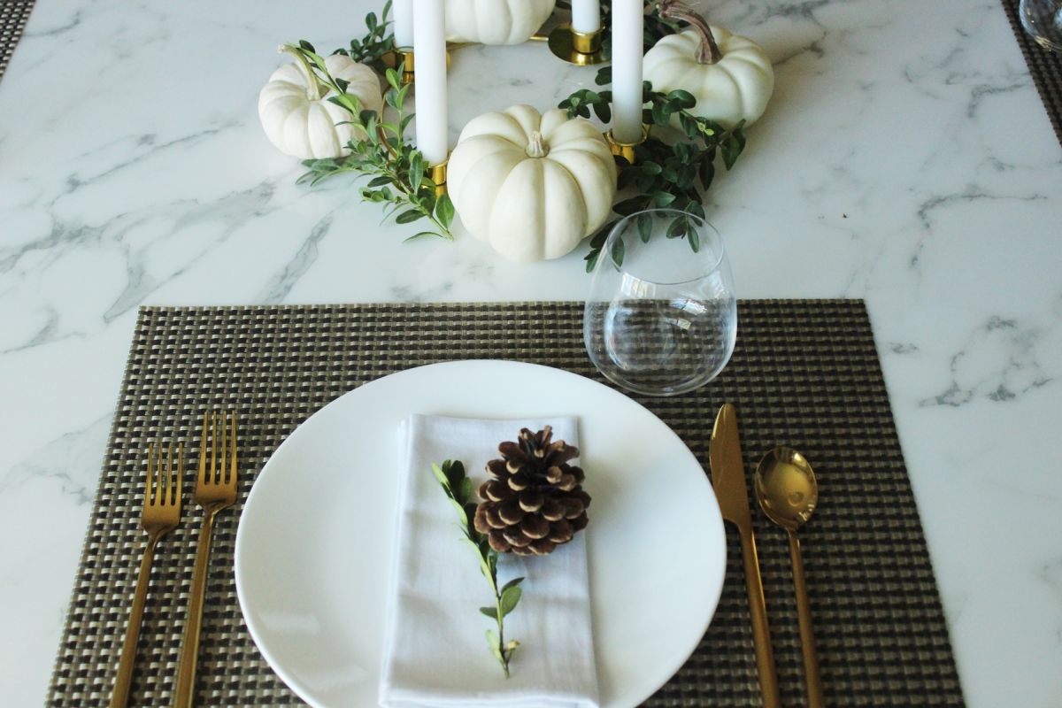 Modern Thanksgiving Table Setting- tastefully elegant