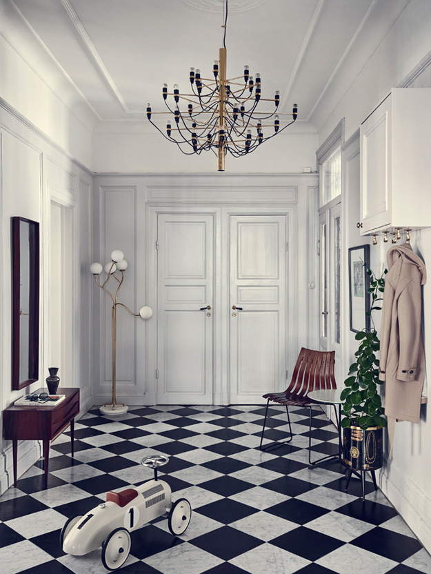 Modern black and white floor for foyer