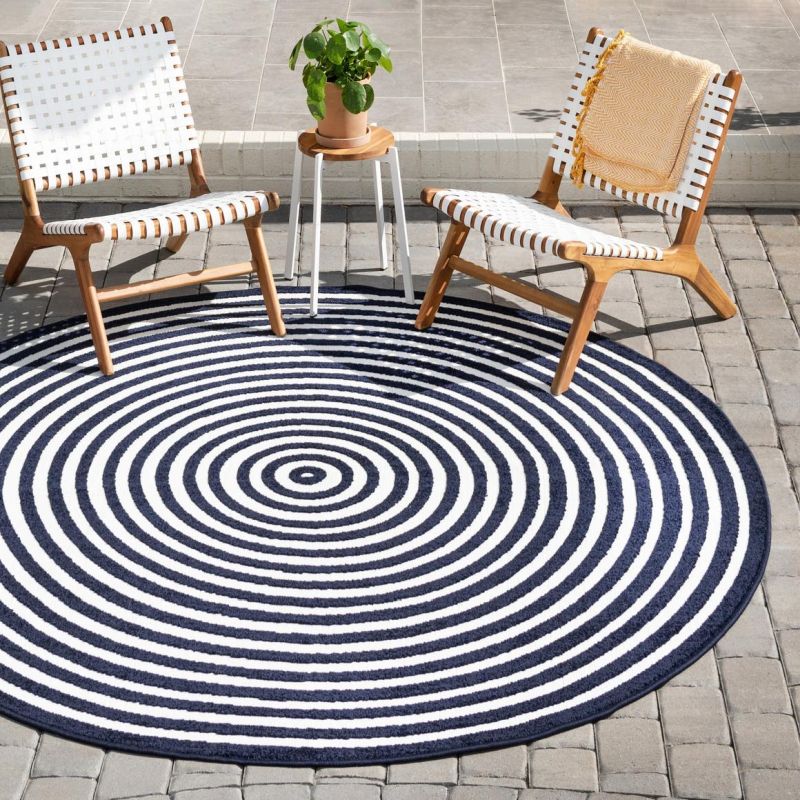 Modern black and white round outdoor rug