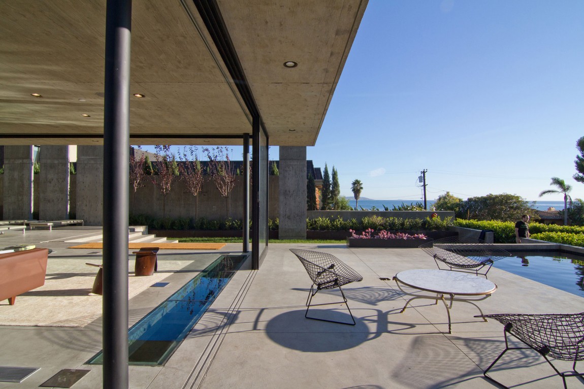 Modern concrete patio The Cresta by Jonathan Segal FAIA