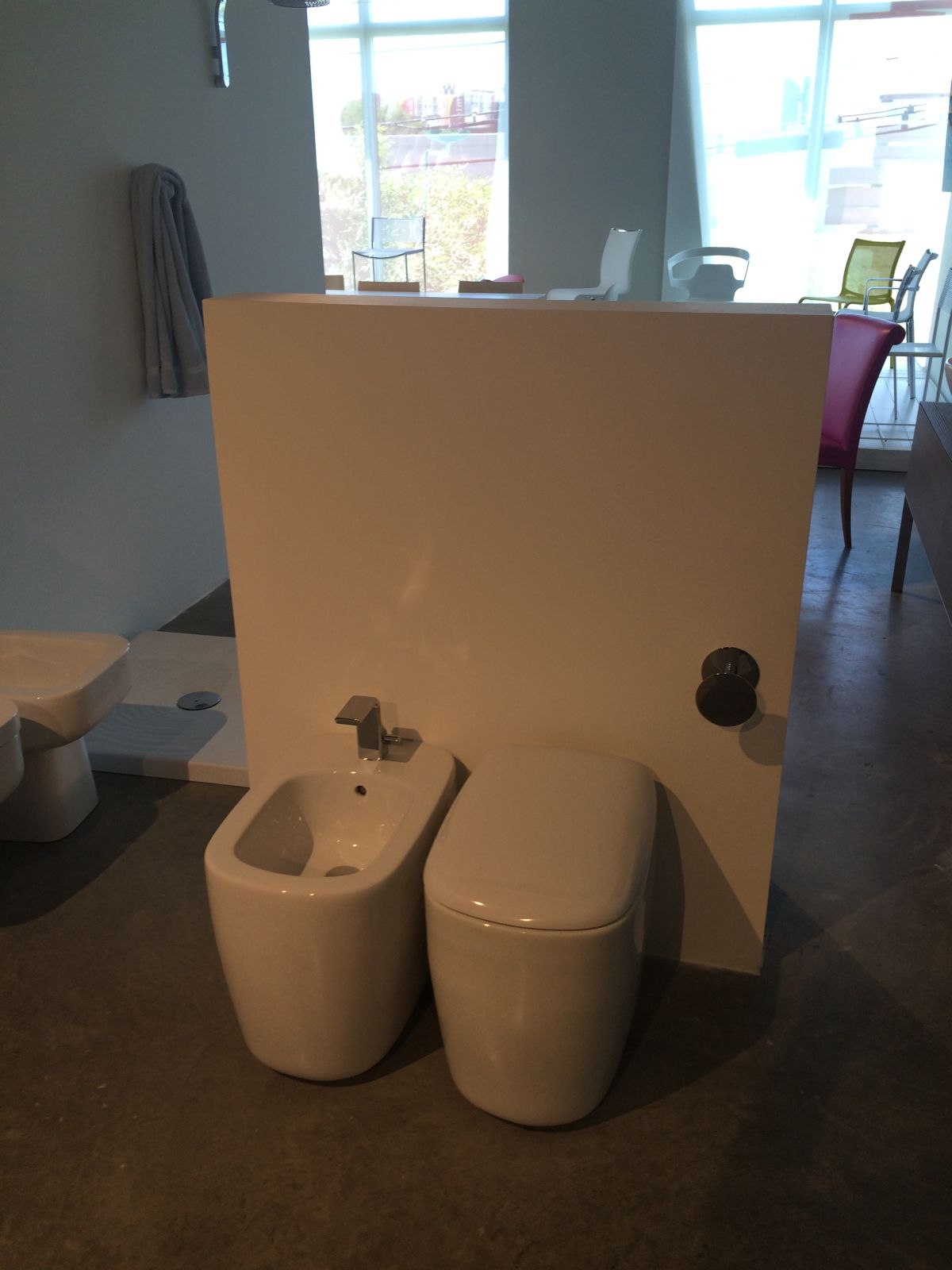 Modern toilet and bidet design