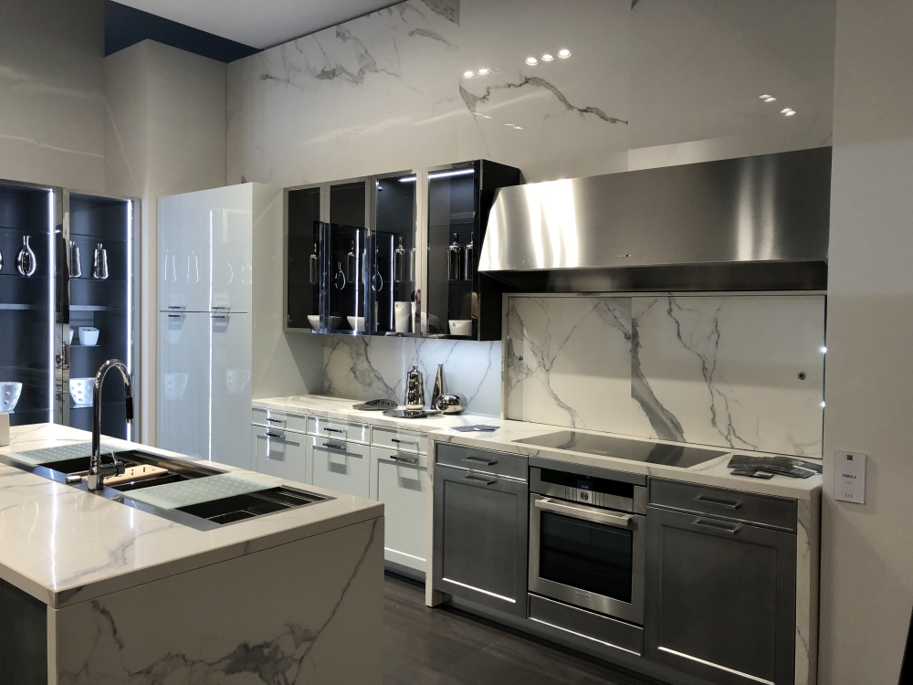 Ідэі мармуровай кухні і спосабы іх ажыццяўлення 8 Modern white marble kitchen layout