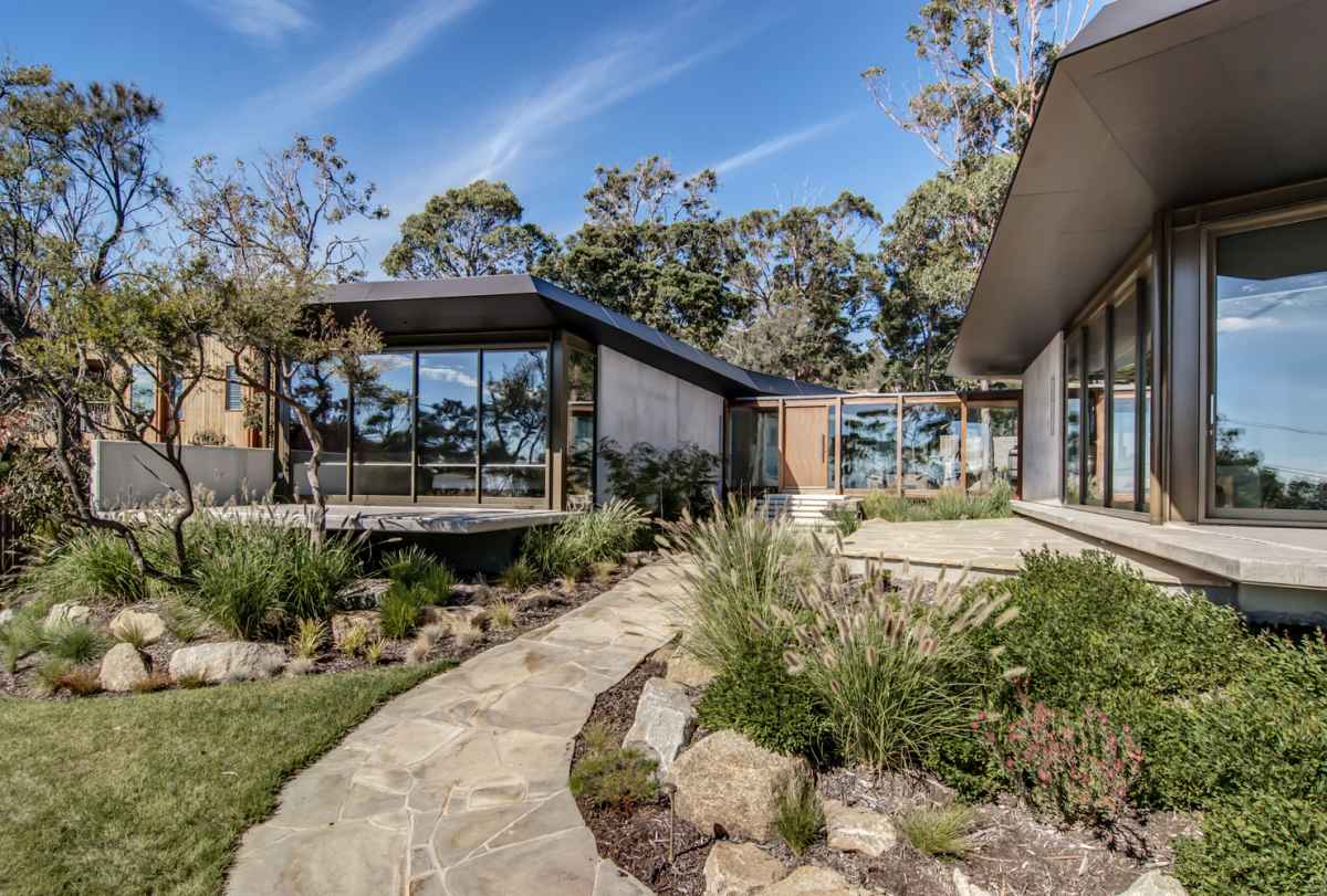 Morninton Peninsula House Australia Turco and Associates flagstone pathway