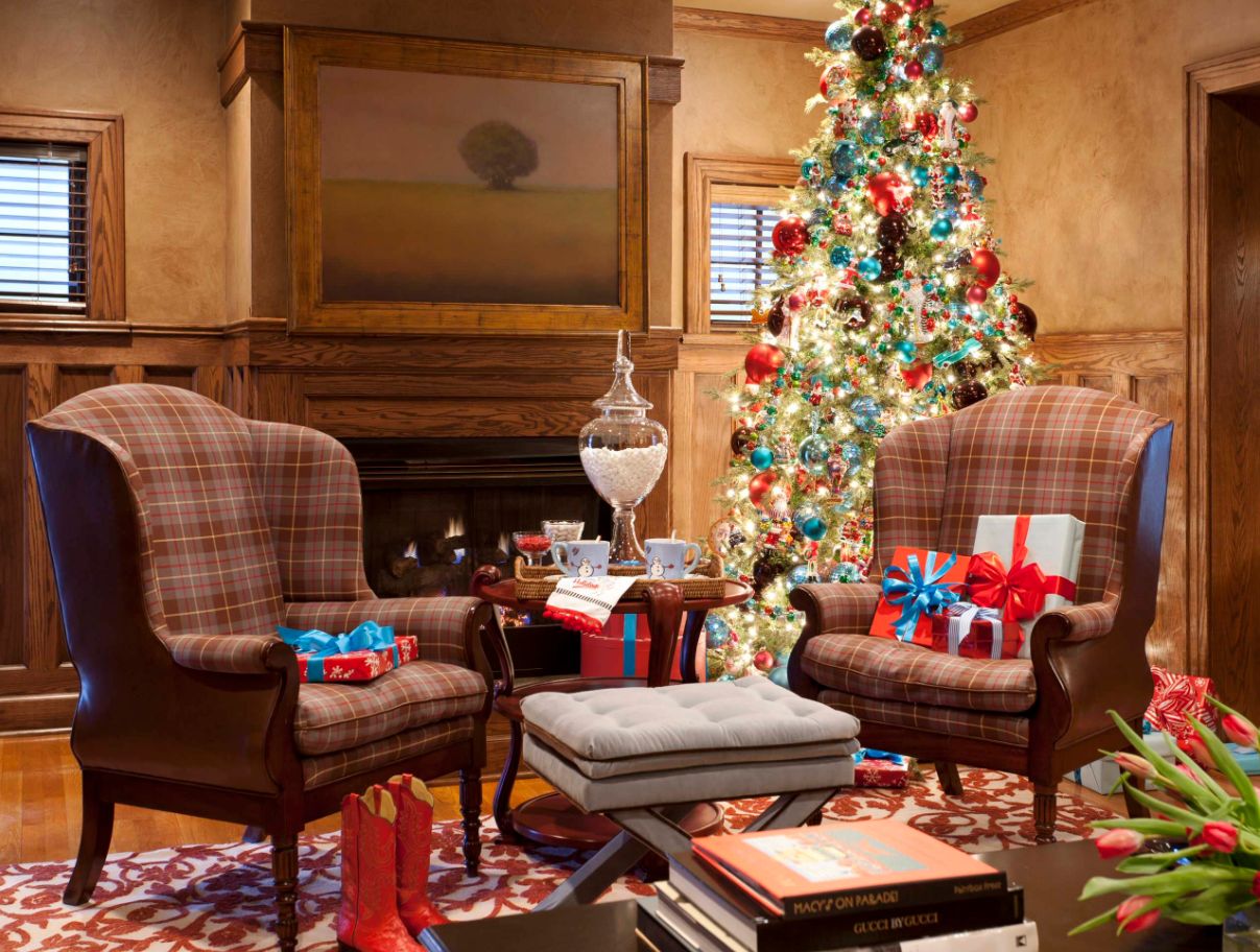 Most amazing and beautiful living room decorated for Christmas