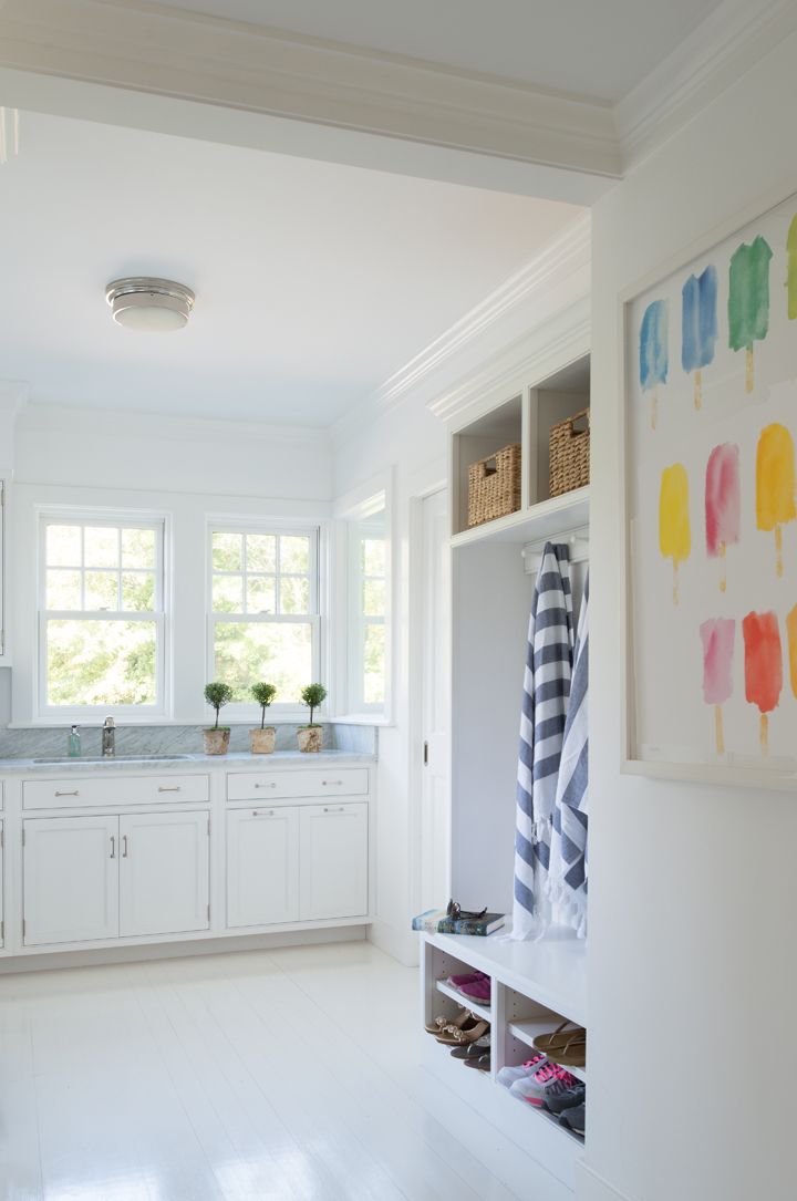 Mudroom decor with sink