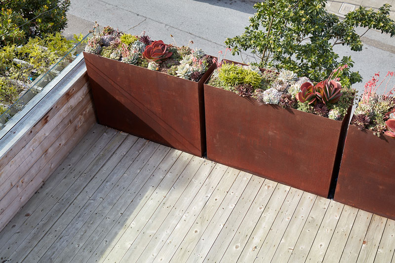 Narrow San Francisco Urban Garden - Large watering steel planters