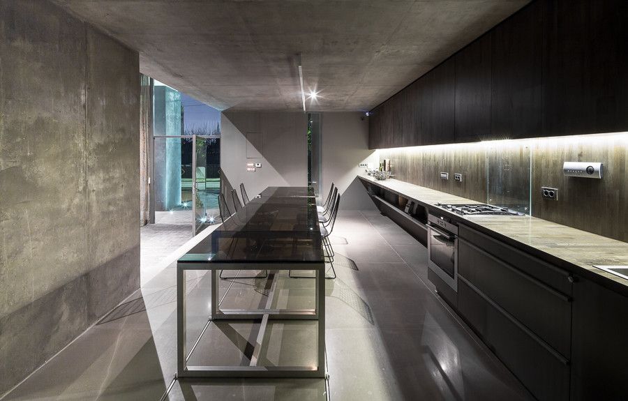 Narrow kitcehn design with concrete walls
