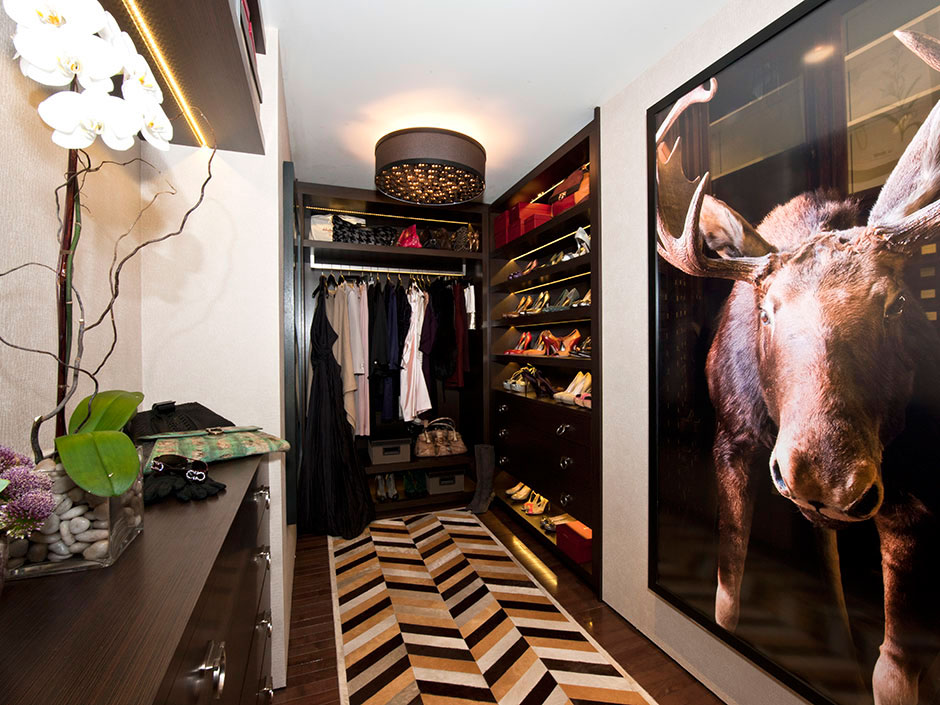 17 ідэй стыльных гардэробных 14 Narrow walk in closet room with lot of storage
