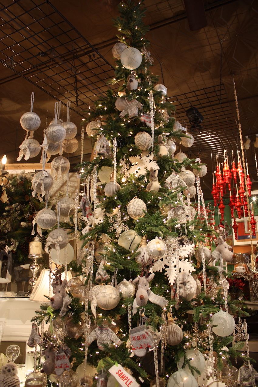 An abundance of natural ornaments creates a luxe feel that is still natural.