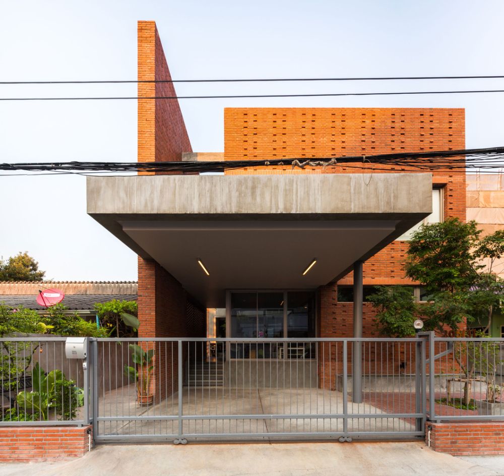 Ngamwongwan House - Brick facade