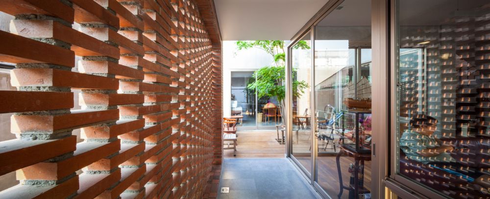 Ngamwongwan House - hallway perforated wall