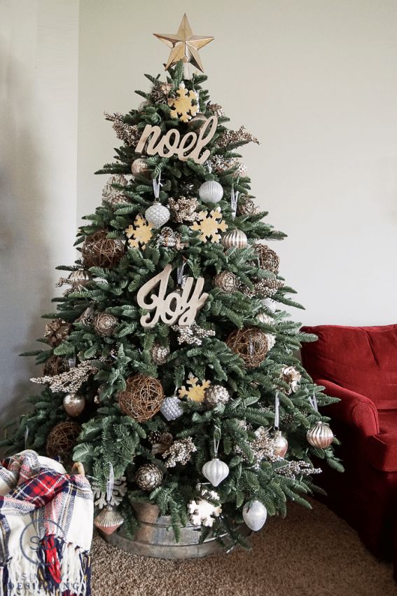 Noel Farmhouse Christmas Tree Decor