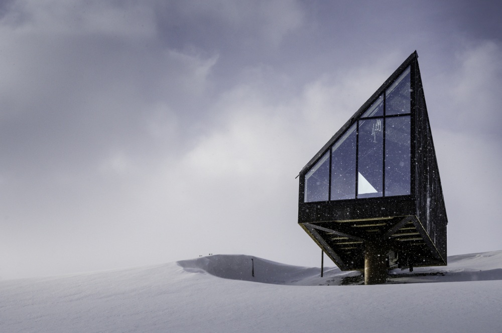 Norway Diamanten Cabin by A38 Arkitekter middle of winter