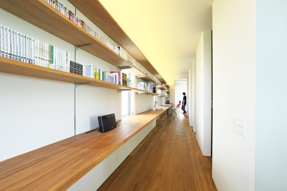 OH small house by Takeru Shoji Architects narrow room