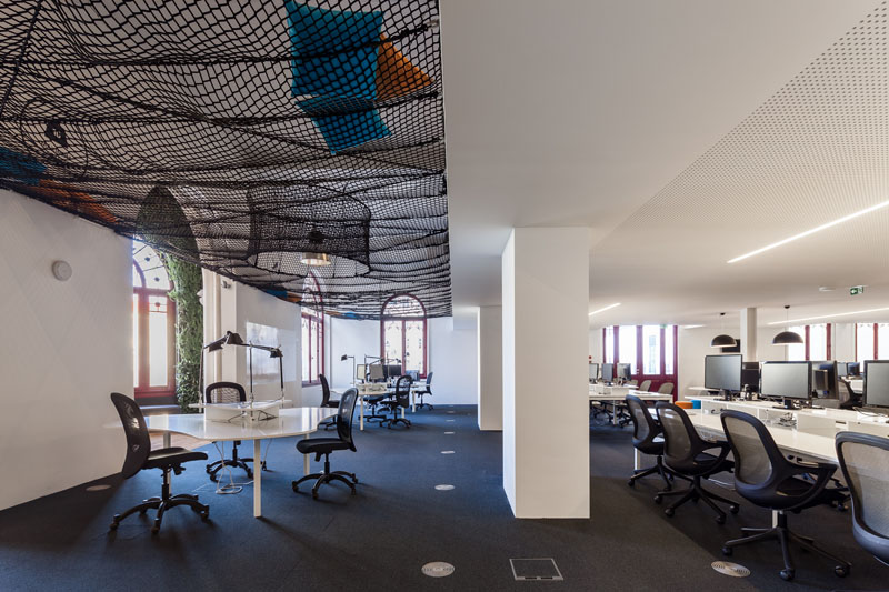 Office with nets designed by Paralelo Zero