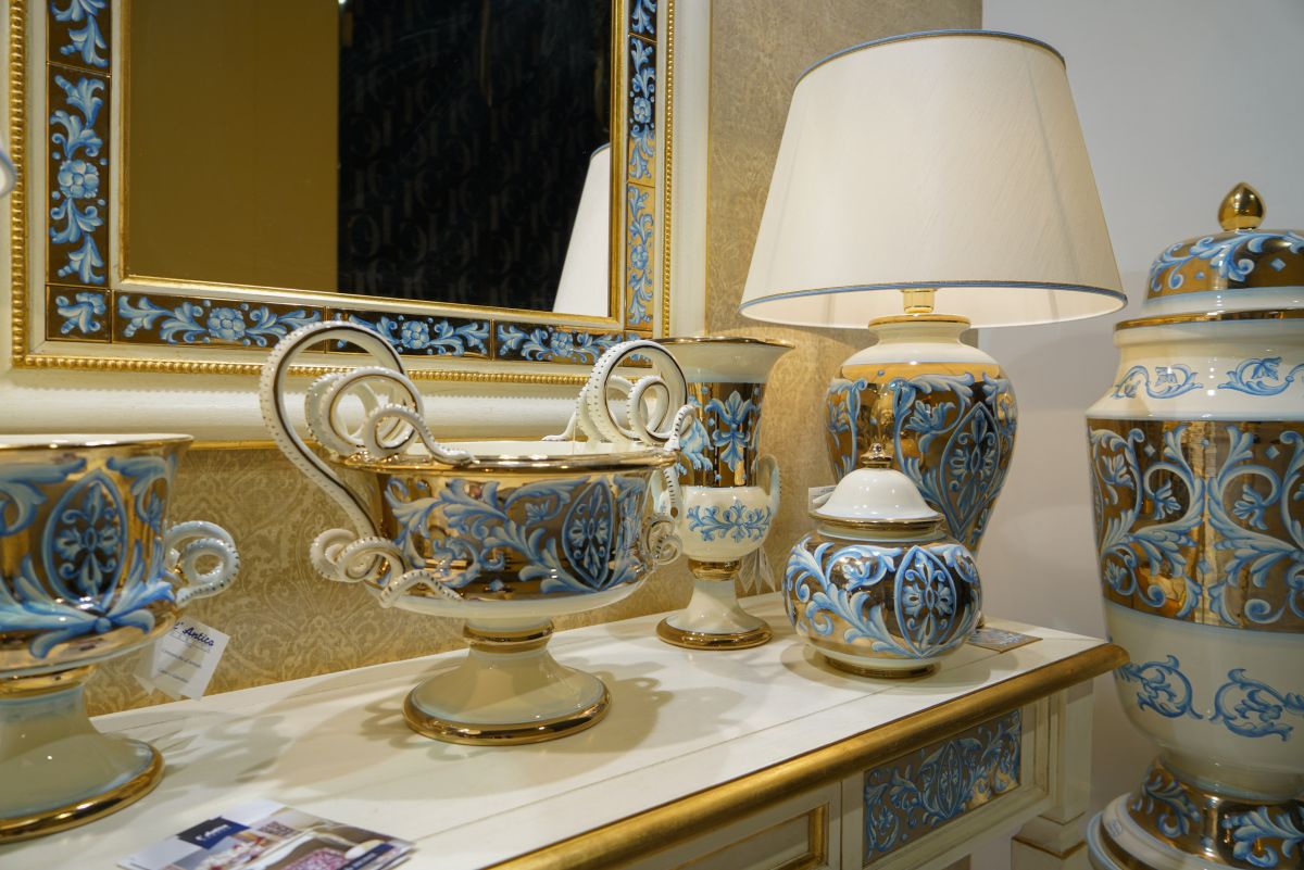 Opulent vases to decorate the rooms