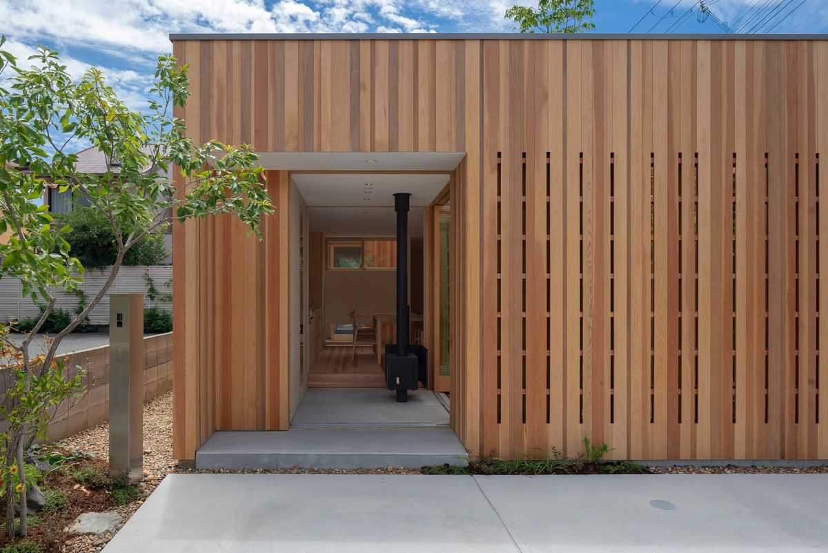 Osaka based practice Arbol in Akashi House in Japan small door