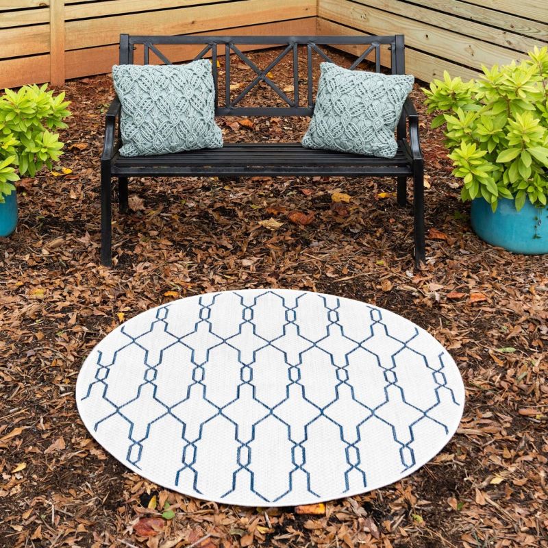 Outdoor Lattice Round Rug ble and white